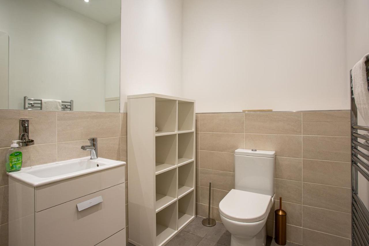 Modern Luxury Apartment, Sleeps 6, Best Location Belfast Buitenkant foto