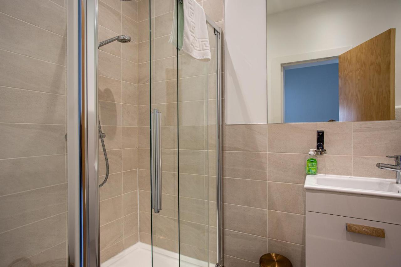 Modern Luxury Apartment, Sleeps 6, Best Location Belfast Buitenkant foto