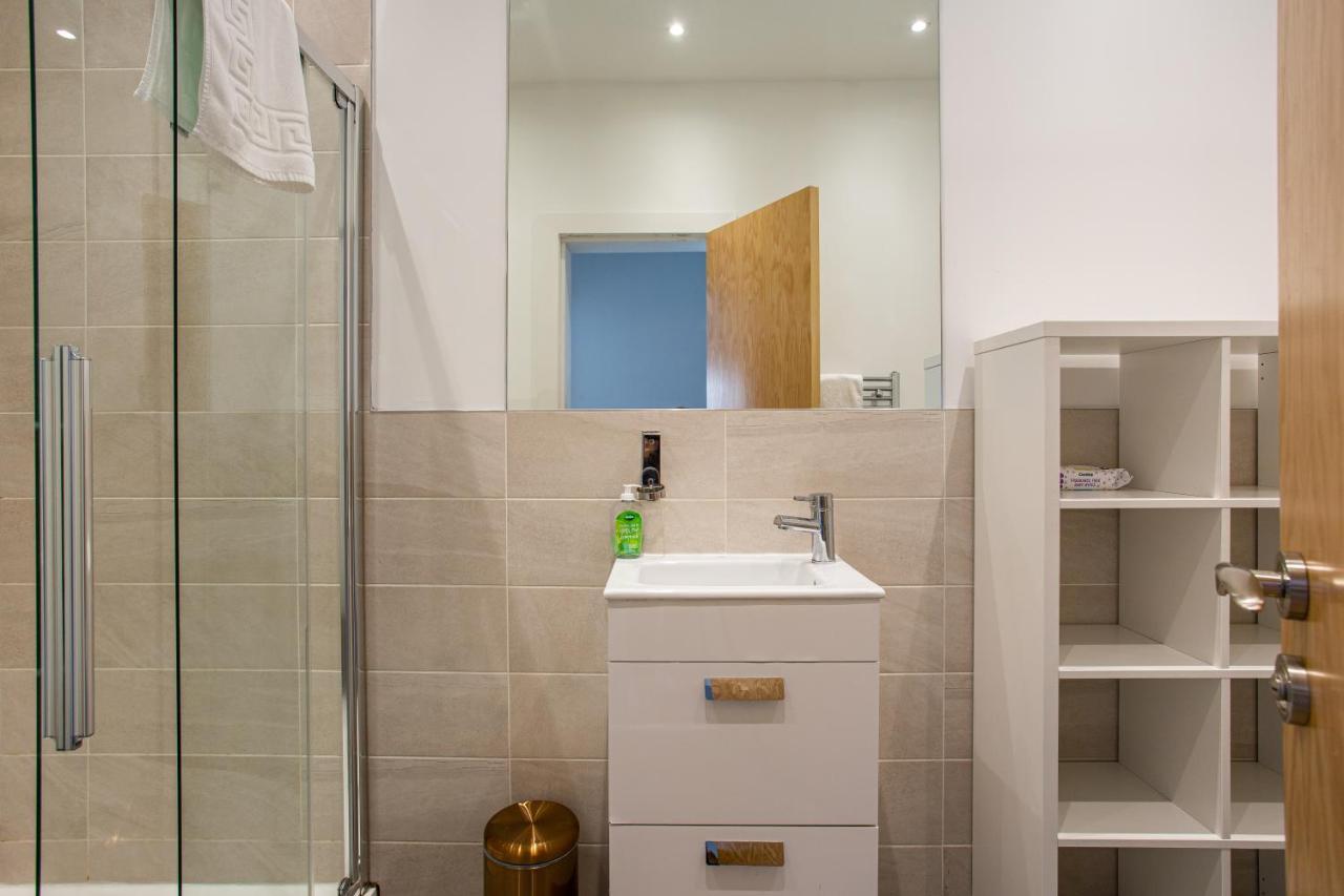 Modern Luxury Apartment, Sleeps 6, Best Location Belfast Buitenkant foto