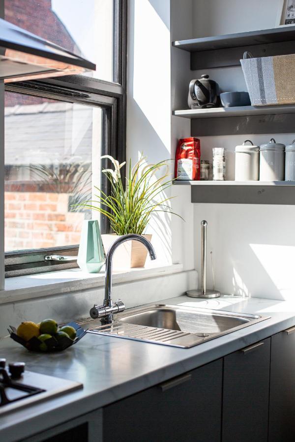 Modern Luxury Apartment, Sleeps 6, Best Location Belfast Buitenkant foto